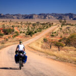 vrouw fietsen afrika