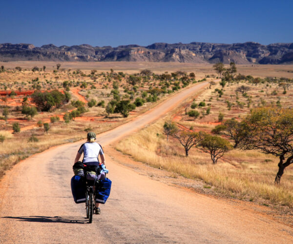 vrouw fietsen afrika